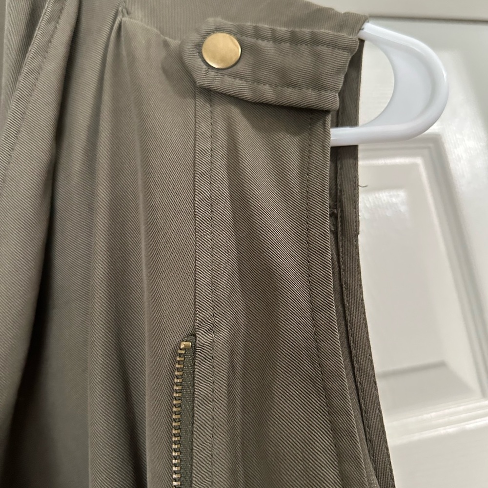 Doe & Rae Sleeveless Vest - Picture 7 of 9